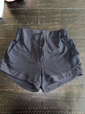 Lululemon Shorts Women Sz 2 Black Spring Break Away Drawstring Pockets Cuffed